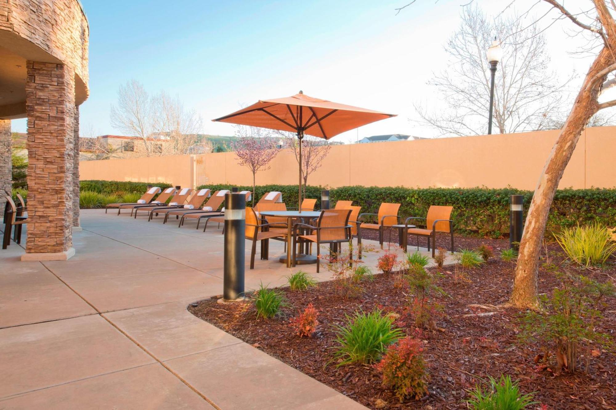 Courtyard By Marriott Sacramento Folsom Hotel Exterior foto