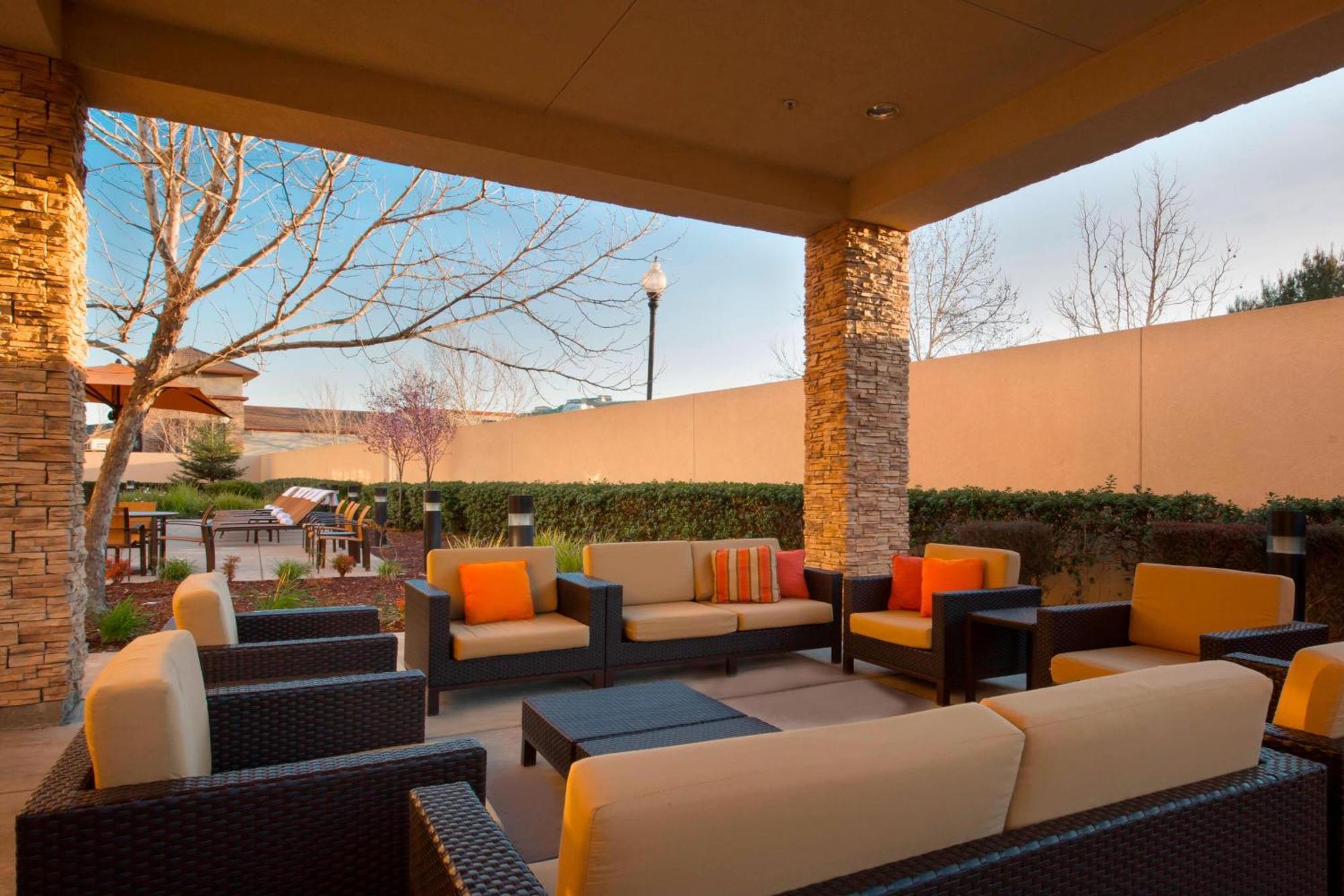 Courtyard By Marriott Sacramento Folsom Hotel Exterior foto